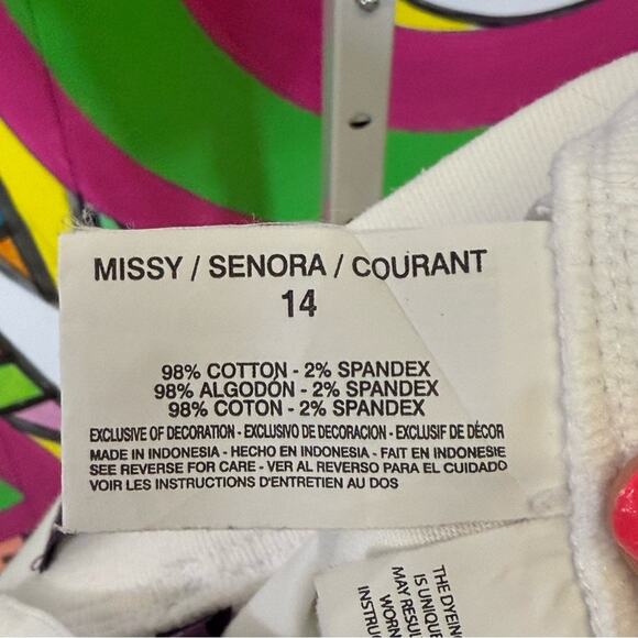 Gloria Vanderbilt White Bermudas, Size 14. Minor stains, should wash out. - Picture 6 of 7